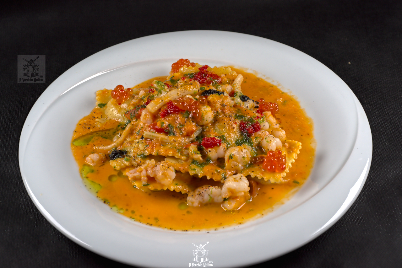 ravioli fatti in casa con ripieno di gamberi, salmone e merluzzo